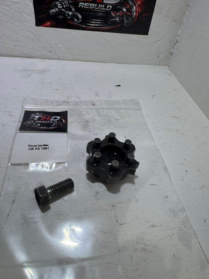 HOLDER, CHANGE DRUM OEM KAWASAKI 125 KX 1988 à 1993 / 250 KX 1992 / 500 KX 1988 à 2004 référence 130911555 Occasion